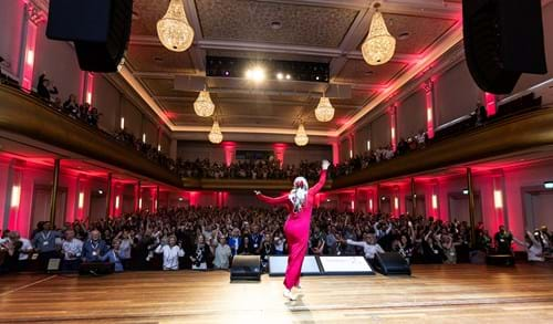 Danslerares Karin Elich laat de zaal uit zijn dak gaan