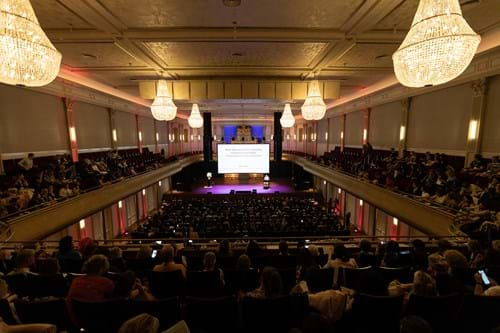 De zaal van bovenaf. Foto: Titus Brein